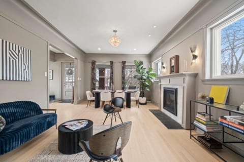 Living room, Seating area, Dining area, fireplace