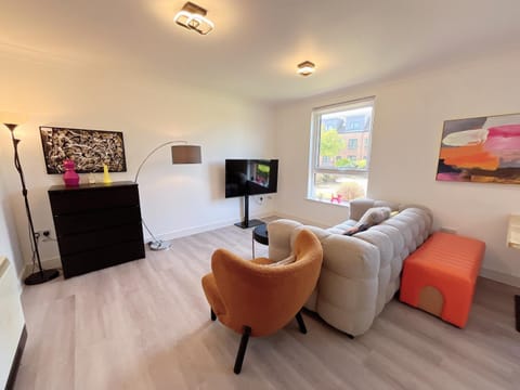 Quiet 2 bedrooms and 2 bathrooms with free parking Apartment in Edinburgh