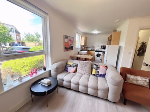 Quiet 2 bedrooms and 2 bathrooms with free parking Apartment in Edinburgh