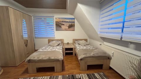 Bed, Photo of the whole room, Bedroom, internet