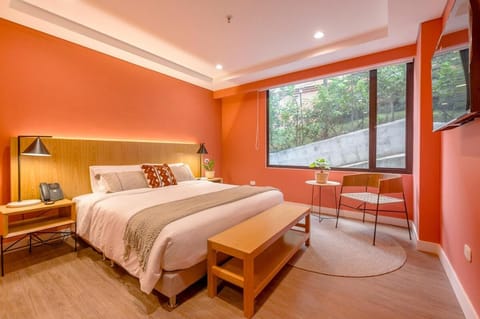 Bed, TV and multimedia, Photo of the whole room, Seating area, Bedroom, Garden view, internet