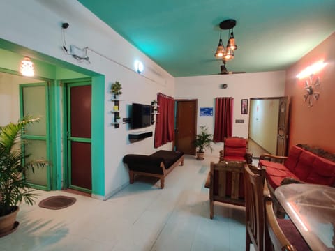 Bed, TV and multimedia, Living room, Photo of the whole room, Seating area, Dining area