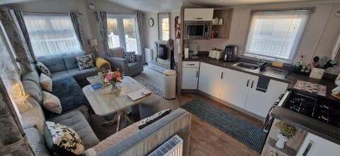 Kitchen or kitchenette, Living room, Seating area, Dining area, kitchen, kitchen