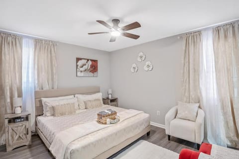 Bed, Photo of the whole room, Seating area, Bedroom