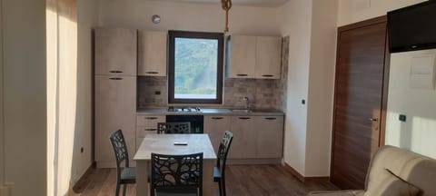 TV and multimedia, Kitchen or kitchenette, Dining area, oven, stove