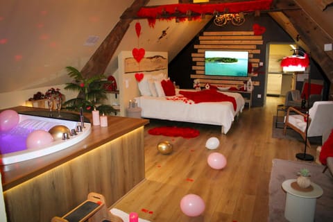 Property building, Hot Tub, Spa and wellness centre/facilities, Seating area, Bedroom