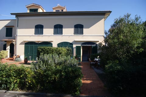 Property building, Facade/entrance, Garden
