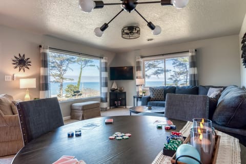 The Pacific Lookout Sleeps 6, Hot Tub, Pet Friendly, Ocean View, EV Charger House in Lincoln City