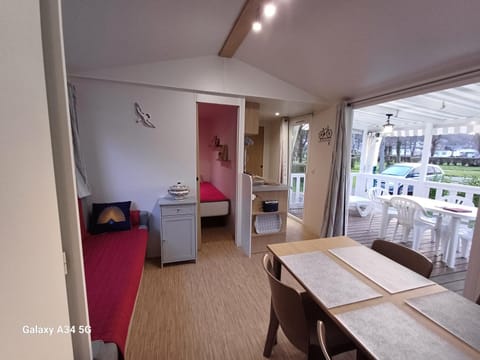 Kitchen or kitchenette, Living room, Seating area, Dining area