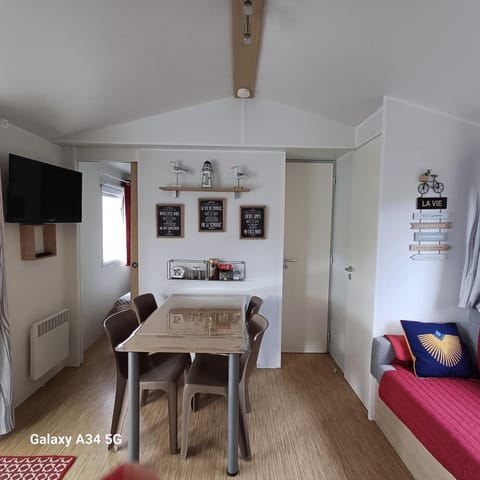 TV and multimedia, Kitchen or kitchenette, Living room, Seating area, Dining area