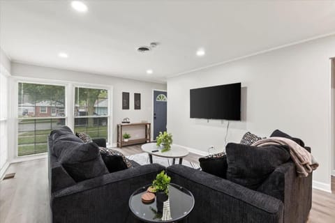 Westchester Retreat King bed House in Westchester