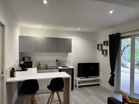 TV and multimedia, Kitchen or kitchenette, Dining area, stove