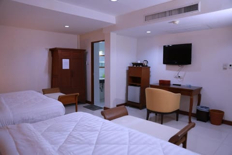 Communal lounge/ TV room, Bed, Photo of the whole room, Evening entertainment, Bedroom, hair dresser, air conditioner