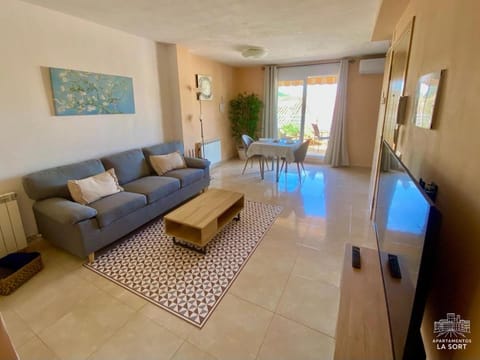 Communal lounge/ TV room, TV and multimedia, Living room, Seating area, Evening entertainment