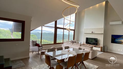 Communal lounge/ TV room, Natural landscape, TV and multimedia, Living room, Seating area, Dining area, Evening entertainment, Mountain view