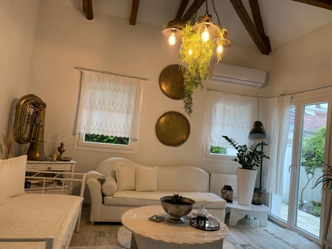 Living room, Seating area, air conditioner