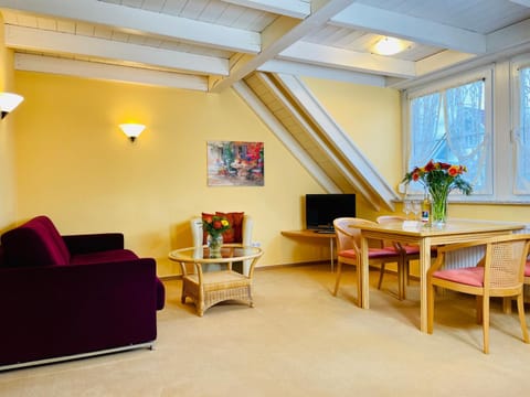 TV and multimedia, Living room, Photo of the whole room, Dining area