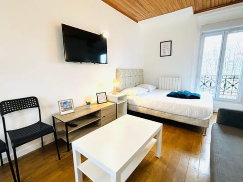 Bed, TV and multimedia, Bedroom
