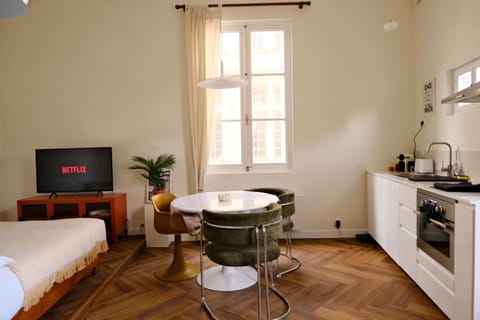 Bed, TV and multimedia, Kitchen or kitchenette, Dining area, oven