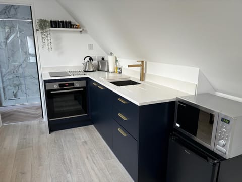 Coffee/tea facilities, Kitchen or kitchenette, oven, stove, toaster