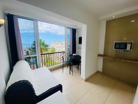 Natural landscape, TV and multimedia, View (from property/room), Balcony/Terrace, Living room, Seating area, Sea view