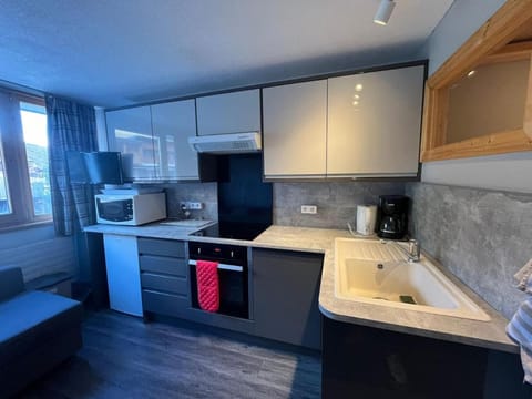 Coffee/tea facilities, oven, stove