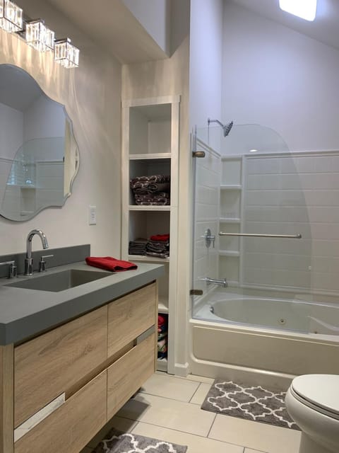 Lazy Lake Life Awaits! House in Indiana