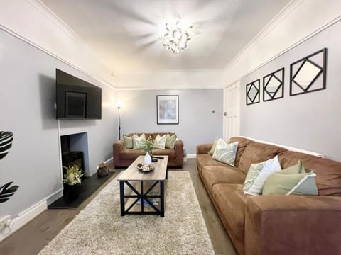 Communal lounge/ TV room, TV and multimedia, Living room, Seating area, Evening entertainment