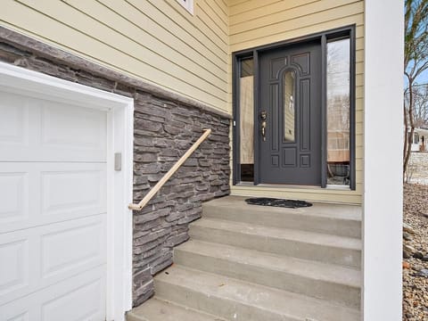 Property building, Facade/entrance, Day