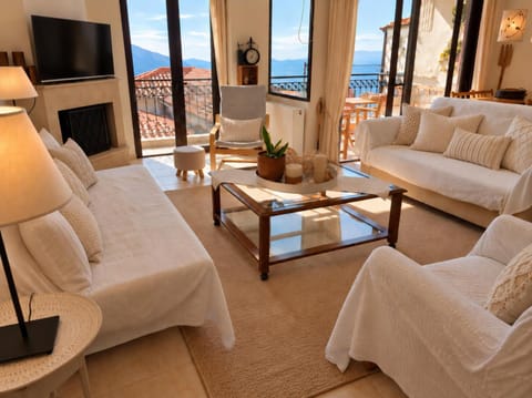 Communal lounge/ TV room, Natural landscape, TV and multimedia, Living room, Seating area, Evening entertainment, Sea view