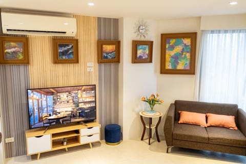 Communal lounge/ TV room, TV and multimedia, Living room, Seating area, Evening entertainment, air conditioner