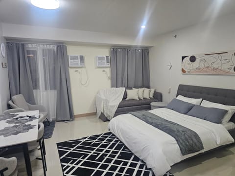 Bed, Photo of the whole room, Seating area, Bedroom