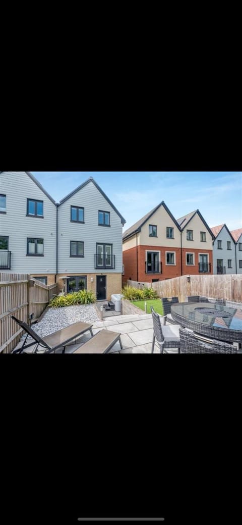 3 Bedroom Beautiful Home with Garden, AC, Hot Tub House in Portsmouth