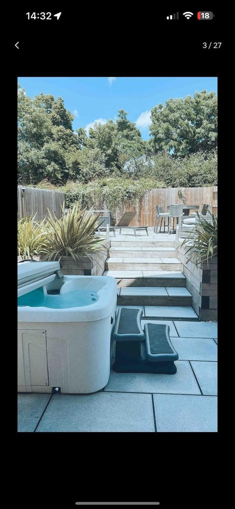 3 Bedroom Beautiful Home with Garden, AC, Hot Tub House in Portsmouth