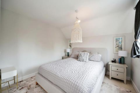 3 Bedroom Beautiful Home with Garden, AC, Hot Tub House in Portsmouth