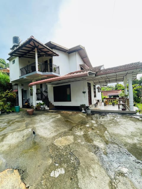 Property building, Facade/entrance, Day, Garden, Garden