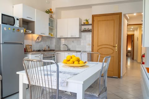 Kitchen or kitchenette, Dining area, oven, stove
