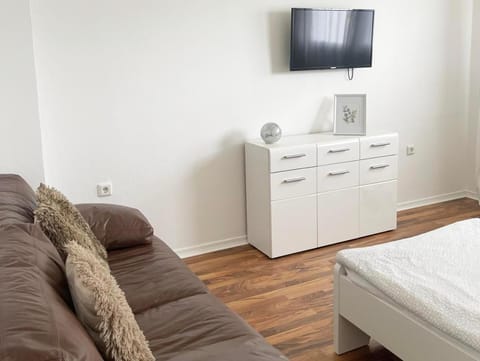 Bed, TV and multimedia, Photo of the whole room, Seating area