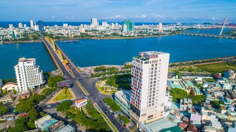 Property building, Nearby landmark, Natural landscape, City view, River view, Sea view, Street view, Location