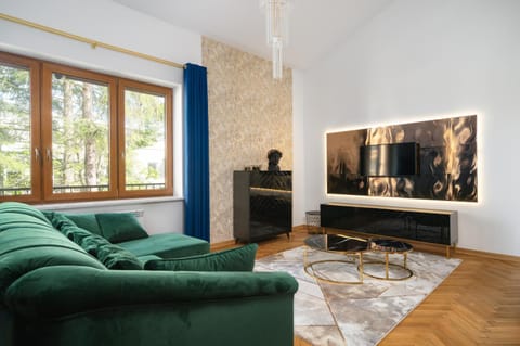 Communal lounge/ TV room, TV and multimedia, Living room, Seating area, Evening entertainment