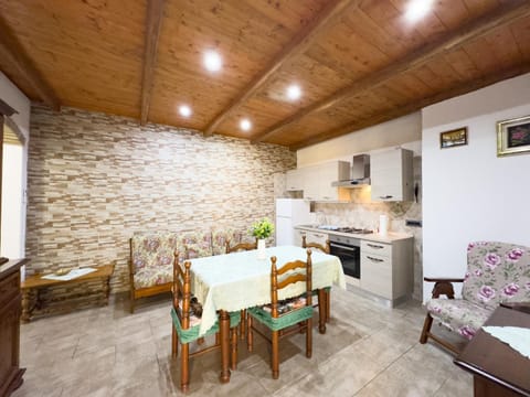 Kitchen or kitchenette, Living room, Seating area, Dining area, oven, stove