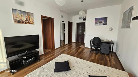 Bed, TV and multimedia, Bedroom