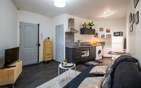 Coffee/tea facilities, Dining area, Bedroom, Meals, flat iron, stove, wardrobe