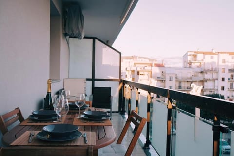 Day, View (from property/room), Balcony/Terrace, Dining area, City view