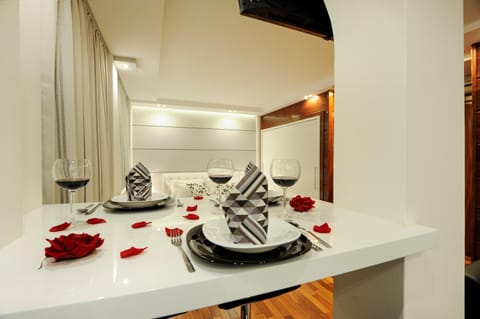 Kitchen or kitchenette, Dining area