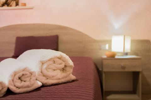 Bed, Decorative detail, Bedroom, internet, towels