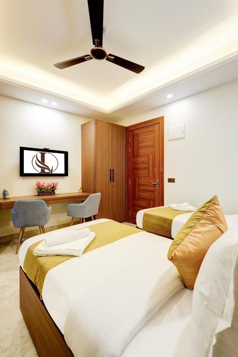 Bed, TV and multimedia, Seating area, wardrobe, air conditioner