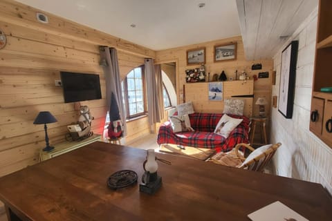 Cozy retreat just steps from the slopes Apartment in Briançon