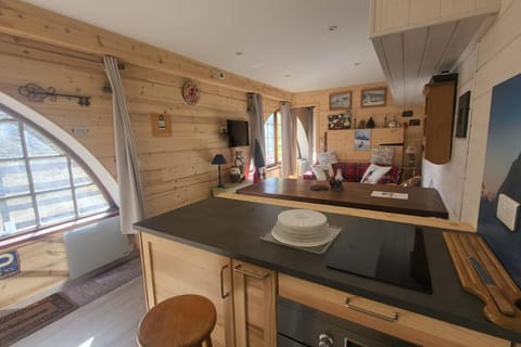 Cozy retreat just steps from the slopes Apartment in Briançon