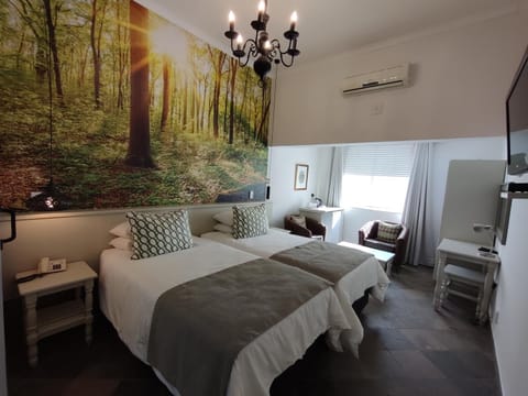 Bed, TV and multimedia, Photo of the whole room, Seating area, Bedroom, air conditioner